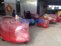 福瑞得機(jī)械座駕壓路機(jī)、大容量灌縫機(jī)，小型灌縫機(jī)包裝完畢準(zhǔn)備發(fā)貨